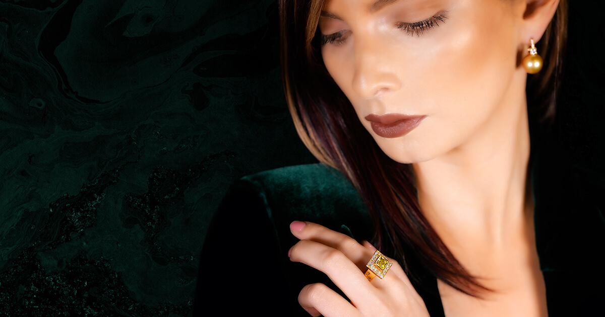 Custom 18kt yellow gold jewellery with diamonds, coloured gemstones and South Sea pearls. FRIDA | Fine Jewellery.