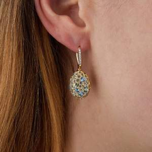 18kt yellow gold medium double-faced Nanis drop earrings with blue diamonds, topaz and green sapphires. Perspective side | Italian Brand. FRIDA | Fine Jewellery.