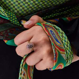 18kt yellow gold medium double-faced Nanis ring with multi-coloured gemstones. Perspective 2 | Italian Brand. FRIDA | Fine Jewellery.