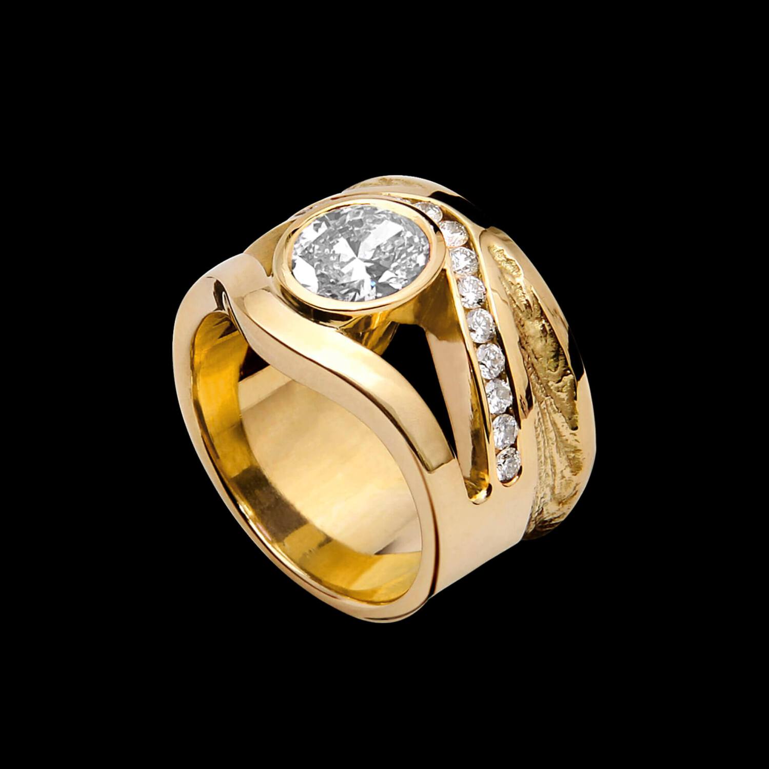 Custom 18kt yellow gold Sand ring with an oval diamond and pavé-set diamonds | Ocean Collection. FRIDA | Fine Jewellery.