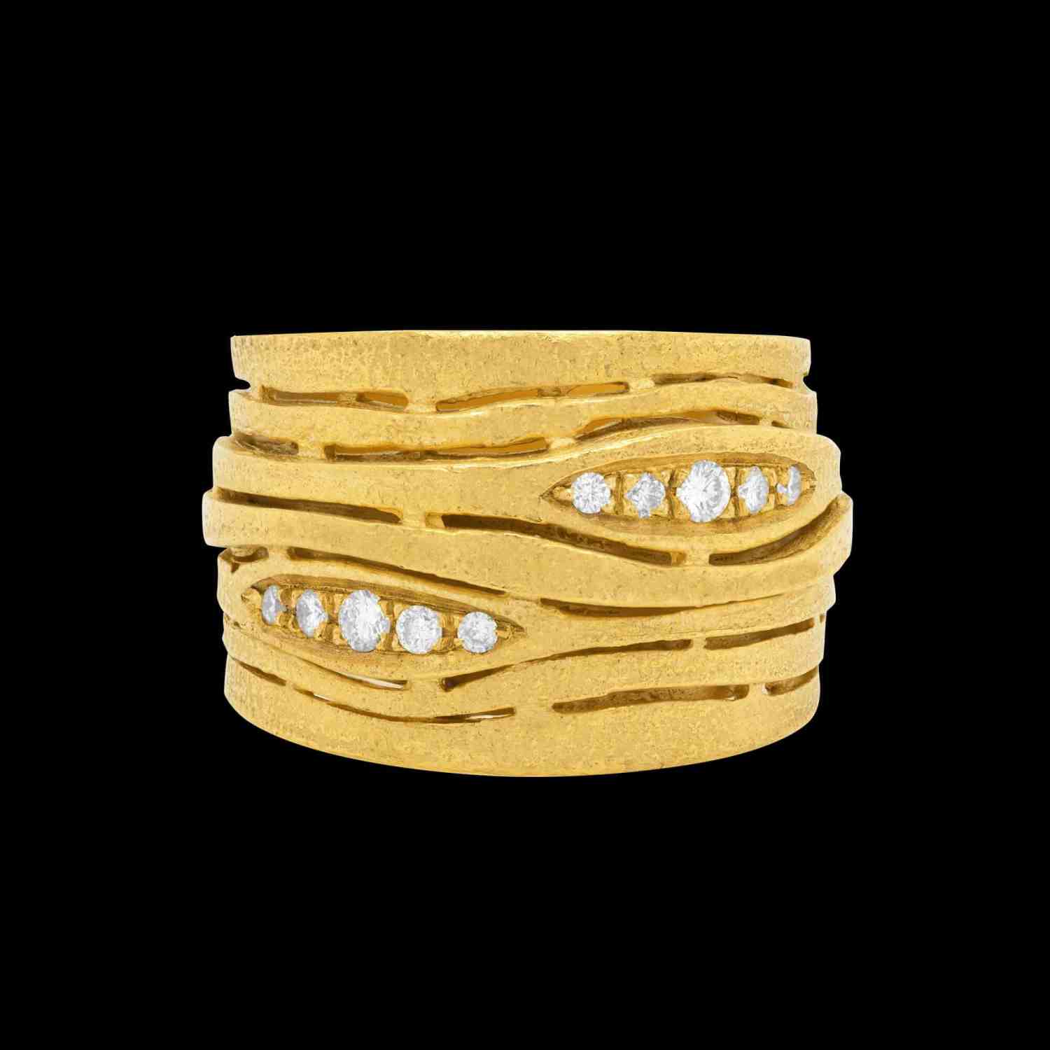 Custom ring pickled-textured 18kt yellow gold with diamonds. FRIDA | Fine Jewellery.