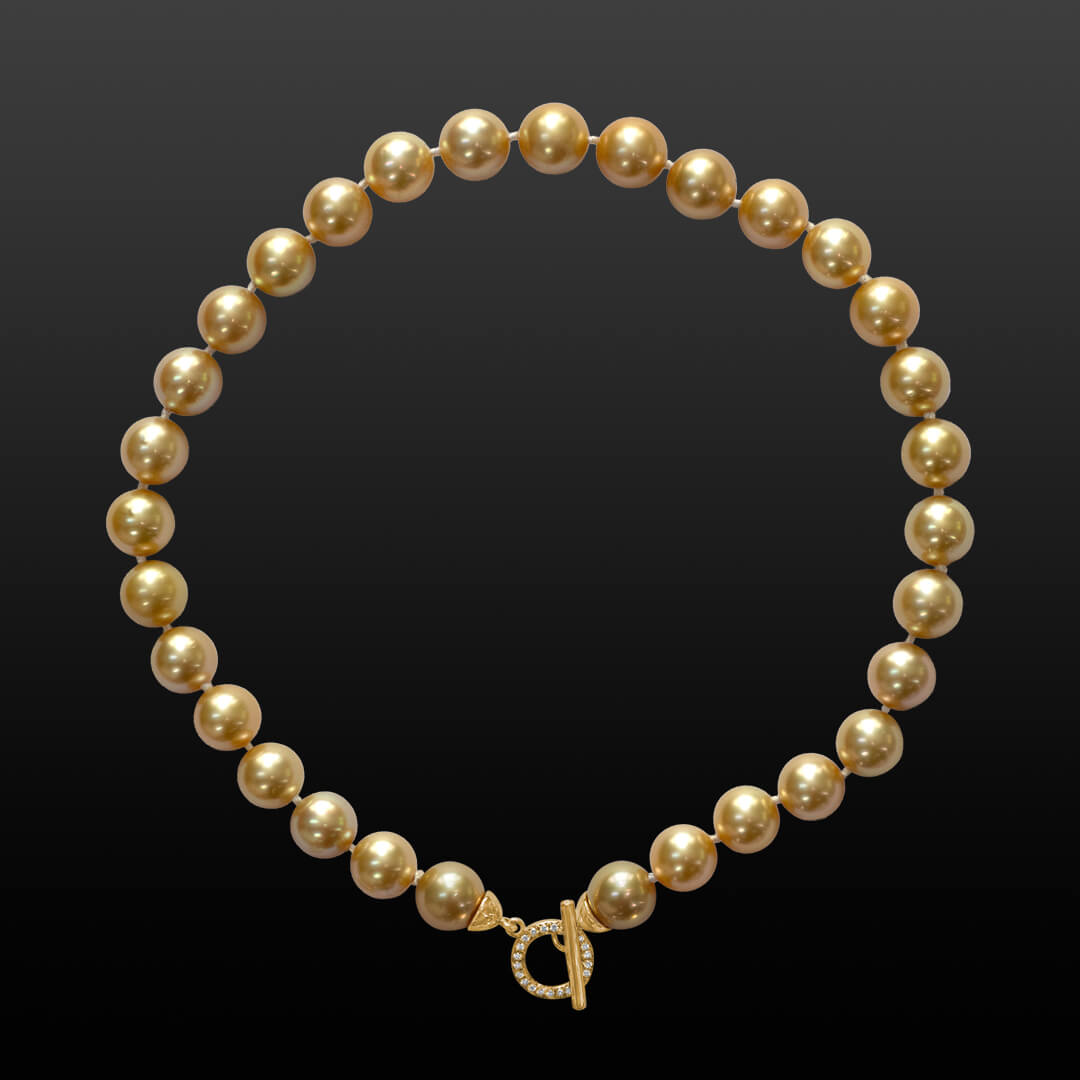 Custom 18kt golden south sea pearl strand. Category necklaces. FRIDA | Fine Jewellery.