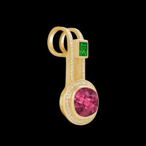 Custom 18kt yellow gold pendant with a pink tourmlaine, tsavorite and diamonds. Side | Shield Collection. FRIDA | Fine Jewellery.