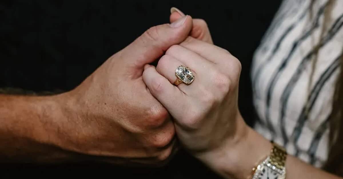 Taylor Swift’s engagement ring featuring an old mine–cut diamond, bezel-set in yellow gold with engraving along the side of the band. Engagement Ring Trends 2026. FRIDA | Fine Jewellery.