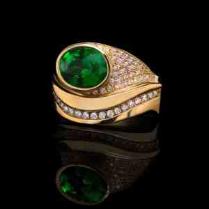 Custom Wave ring in 18kt yellow gold featuring an exquisite 2.86ct oval natural tsavorite garnet (2.36ct) accented by diamonds. Art | Ocean Collection. FRIDA | Fine Jewellery.
